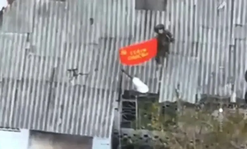 Ở phía đông bắc Kurakhove, theo video hiện trường do nhà quan sát Yuri Podolyaka đăng tải, Lữ đoàn 114 của Nga đã giương lá cờ chiến thắng màu đỏ ở phía tây làng Illinka, điều này cho thấy quân Nga đã kiểm soát được ngôi làng. Phần lớn lực lượng Ukraine tại đây đã rút về làng Berestki, đồng nghĩa với việc quân Nga có thể tiến gần đến cây cầu bắc qua hồ chứa nước Kurakhove. Ảnh: Topwar.