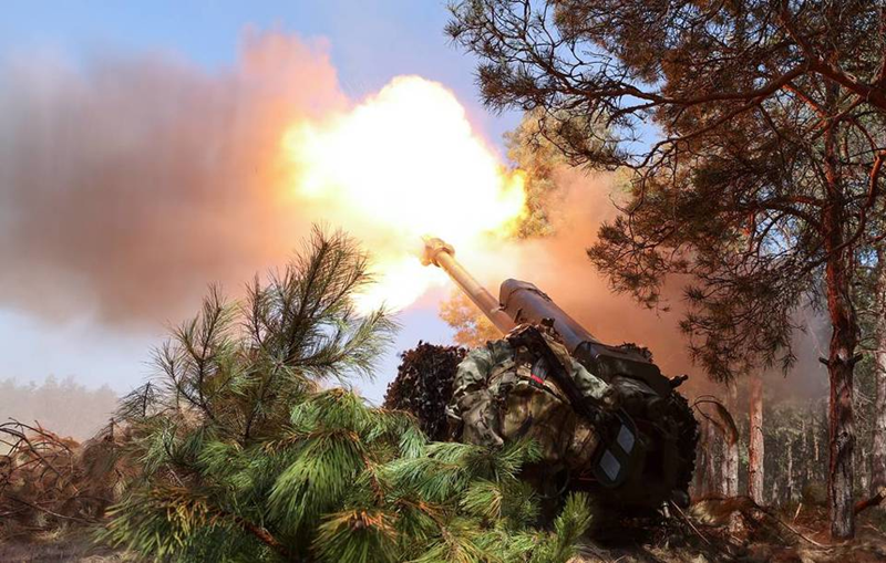 Tại hướng Kurakhove, quân Nga tiếp tục tiến hành bao vây từ ba phía và gia tăng áp lực từ phía thứ tư. Để chiếm được khu vực này trước khi ông Trump can thiệp hòa giải, quân Nga đã bắt đầu mở cuộc tấn công cơ giới quy mô lớn mà không ngại thiệt hại. Ảnh: TASS.