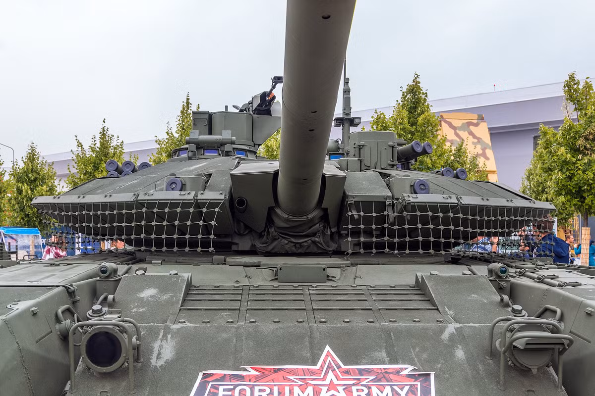 Hệ thống điều khiển hỏa lực tiên tiến với thiết bị ảnh nhiệt đảm bảo khả năng nhắm mục tiêu chính xác trong cả điều kiện ban ngày và ban đêm.