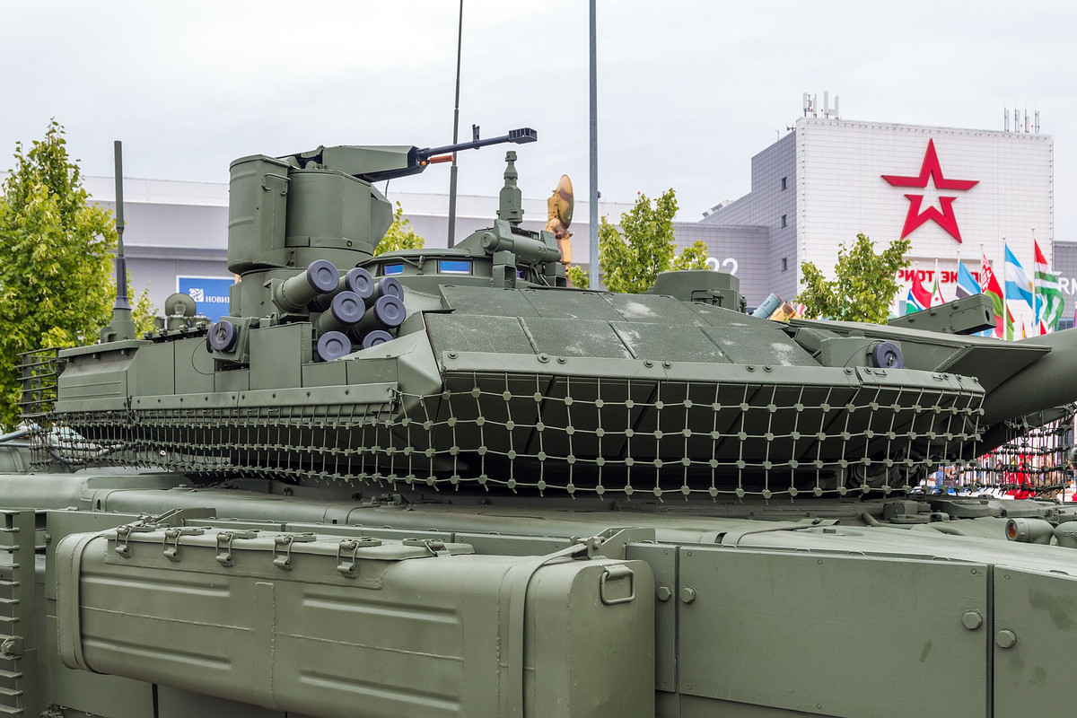 Xe tăng này được trang bị giáp phản ứng nổ Relikt và các lớp giáp thụ động bổ sung, mang lại khả năng phòng thủ mạnh mẽ chống lại tên lửa chống tăng và các mối đe dọa hiện đại khác.