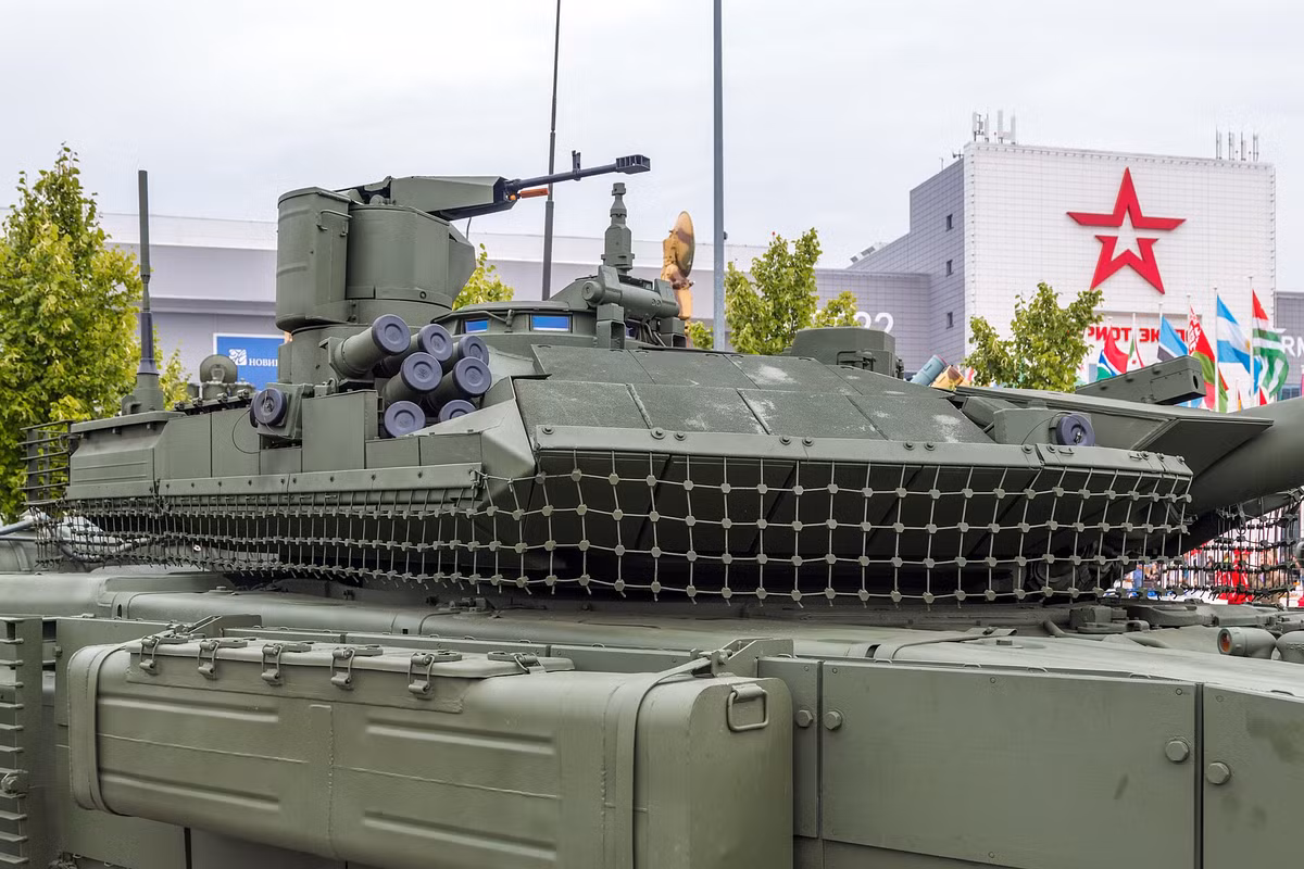 Xe tăng này được trang bị giáp phản ứng nổ Relikt và các lớp giáp thụ động bổ sung, mang lại khả năng phòng thủ mạnh mẽ chống lại tên lửa chống tăng và các mối đe dọa hiện đại khác.