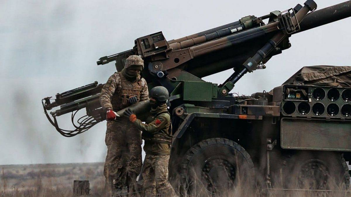 Pháo tự hành Caesar 155mm đã nhanh chóng trở thành một trong những vũ khí hiệu quả nhất của Ukraine. Caesar có thể nhanh chóng di chuyển sau khi bắn, khiến lực lượng Nga khó có thể phản công. Tính cơ động này cho phép lực lượng Ukraine sử dụng chiến thuật "bắn và chạy", tăng khả năng sống sót và hiệu quả chiến đấu. Ảnh: RBC- Ukraine.