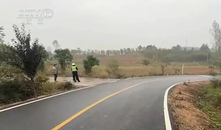 Cú va chạm dữ dội đã khiến đầu xe biến dạng nghiêm trọng, cho thấy tốc độ và lực tác động không hề nhỏ. Tuy nhiên, những điểm bất thường tại hiện trường đã khiến cảnh sát đặt ra nghi vấn. Đáng chú ý nhất là dù va chạm rất mạnh nhưng lại không có dấu hiệu phanh gấp, vô lăng không bị xoay, túi khí trên xe cũng không bung ra.