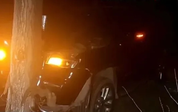 Truyền thông địa phương đưa tin, tai nạn xảy ra trên một con đường làng, khi chiếc ô tô do ông Vưu điều khiển bất ngờ đâm mạnh vào một cây cổ thụ bên đường.