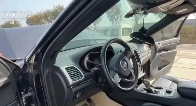 Những chi tiết này mâu thuẫn với kịch bản một vụ tai nạn thông thường, khiến cảnh sát nghi ngờ đây không phải là một tai nạn đơn thuần. Thêm vào đó, người báo án là ông Hồ, một người có quan hệ họ hàng với nạn nhân và là chủ một xưởng sửa chữa ô tô, càng làm tăng thêm sự nghi ngờ.