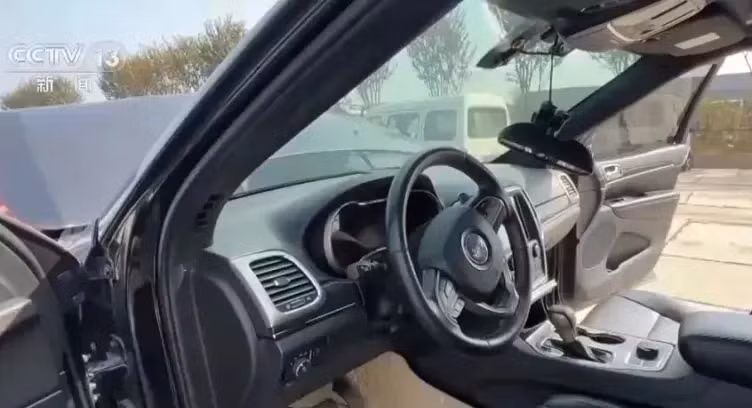 Những chi tiết này mâu thuẫn với kịch bản một vụ tai nạn thông thường, khiến cảnh sát nghi ngờ đây không phải là một tai nạn đơn thuần. Thêm vào đó, người báo án là ông Hồ, một người có quan hệ họ hàng với nạn nhân và là chủ một xưởng sửa chữa ô tô, càng làm tăng thêm sự nghi ngờ.