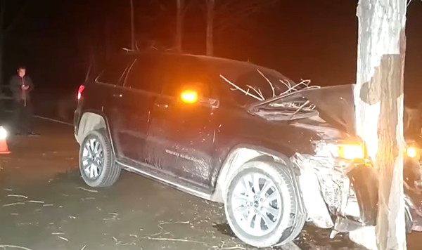 Mới đây, tại huyện Đồng Bách, tỉnh Hà Nam, Trung Quốc, đã xảy ra một vụ tai nạn giao thông nghiêm trọng khiến một người tử vong. Nạn nhân là ông Vưu, điều khiển một chiếc ô tô gầm cao, đâm vào cây bên đường và tử vong tại chỗ. Tuy nhiên, điều tra của cảnh sát đã phát hiện ra nhiều điểm nghi vấn, hé lộ sự thật phía sau vụ tai nạn này là một vụ gian lận bảo hiểm. (Ảnh: Sina, Sohu, Guancha, Enanyang, CCTV)