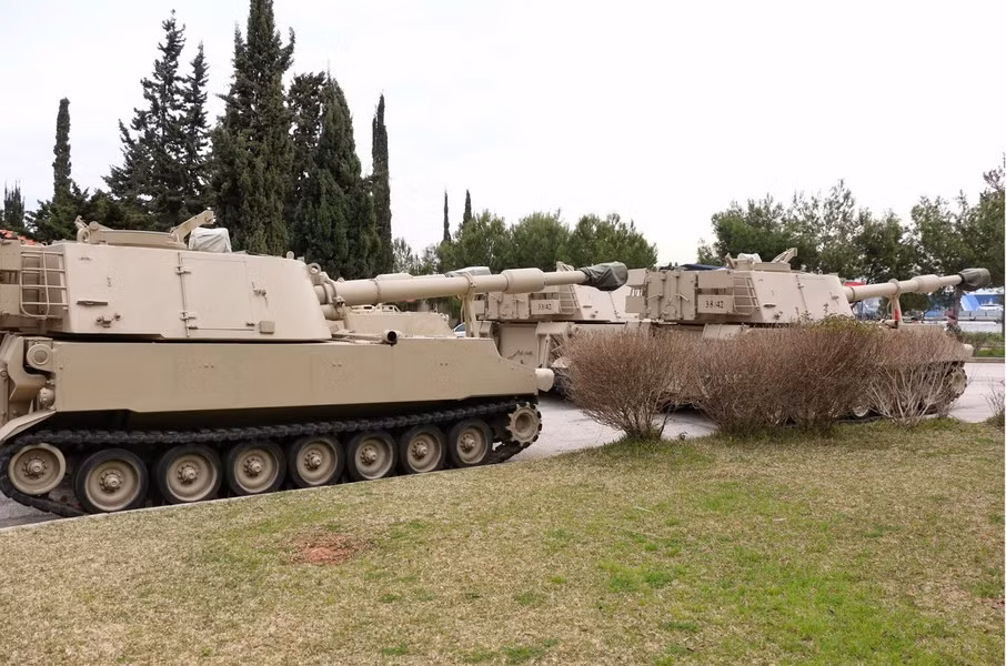 Theo số liệu từ Military Balance2023, Lebanon có lực lượng vũ trang gồm bao 60.000 binh sĩ, trong đó gần 57.000 người thuộc lực lượng mặt đất, ngân sách hoạt động hàng năm tương đương 150 triệu USD.