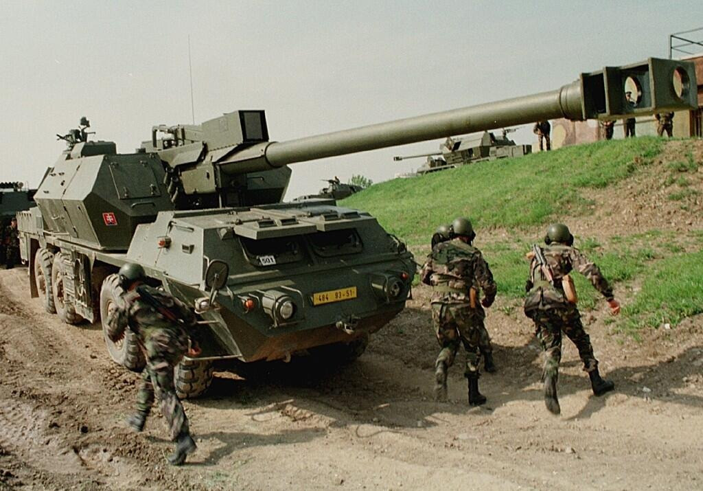 Pháo chính L52 của Zuzana được lắp bên ngoài, ngăn cách kíp lái với cơ cấu bắn và giảm tiếp xúc với khí bắn. Hệ thống còn có các tính năng bổ sung bao gồm điều hòa không khí, hệ thống chữa cháy, thiết bị nhìn đêm và bảo vệ hạt nhân, sinh học và hóa học.