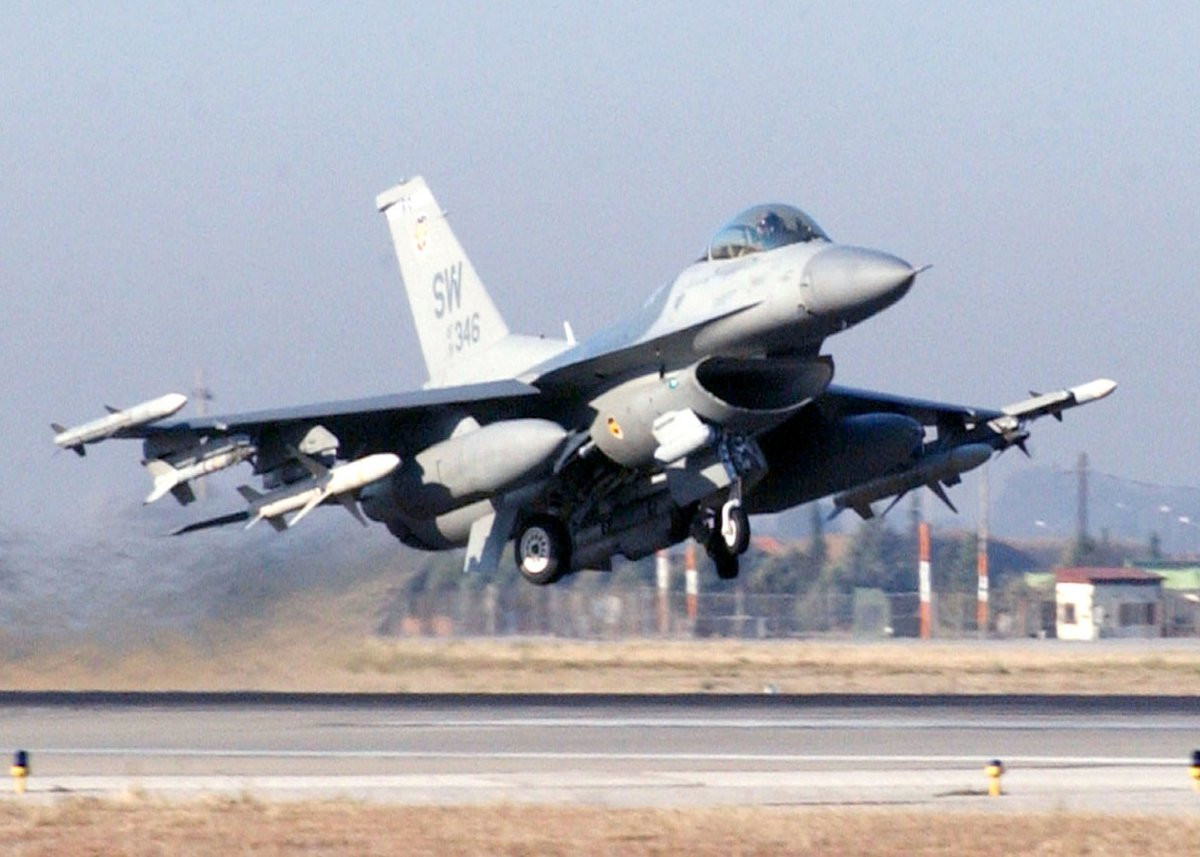 Máy bay F-16 được trang bị động cơ phản lực cánh quạt Pratt & Whitney F100-PW-229 có chế độ đốt tăng lực, giúp máy bay đạt tốc độ tối đa là 2.173 km/h và tầm bay tối đa là 4220 km, tốc độ leo cao là 15.240 mét mỗi phút.