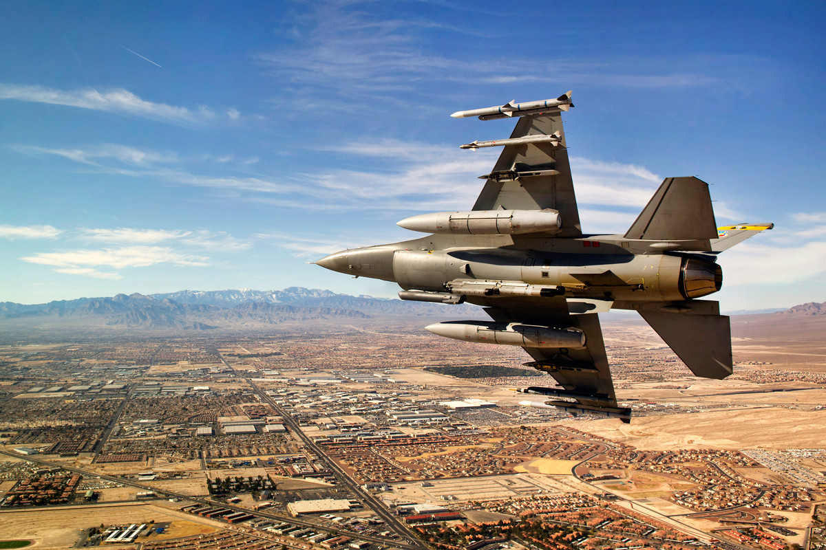 Ngoài ra, F-16 có thể mang nhiều loại vũ khí gắn trên giá treo, từ tên lửa không đối không đến tên lửa không đối đất và bom dẫn đường bằng laser, điều này biến F-16 trở thành phương tiện chiến đấu quan trọng trong việc chống lại các mục tiêu cả trên không và trên mặt đất.