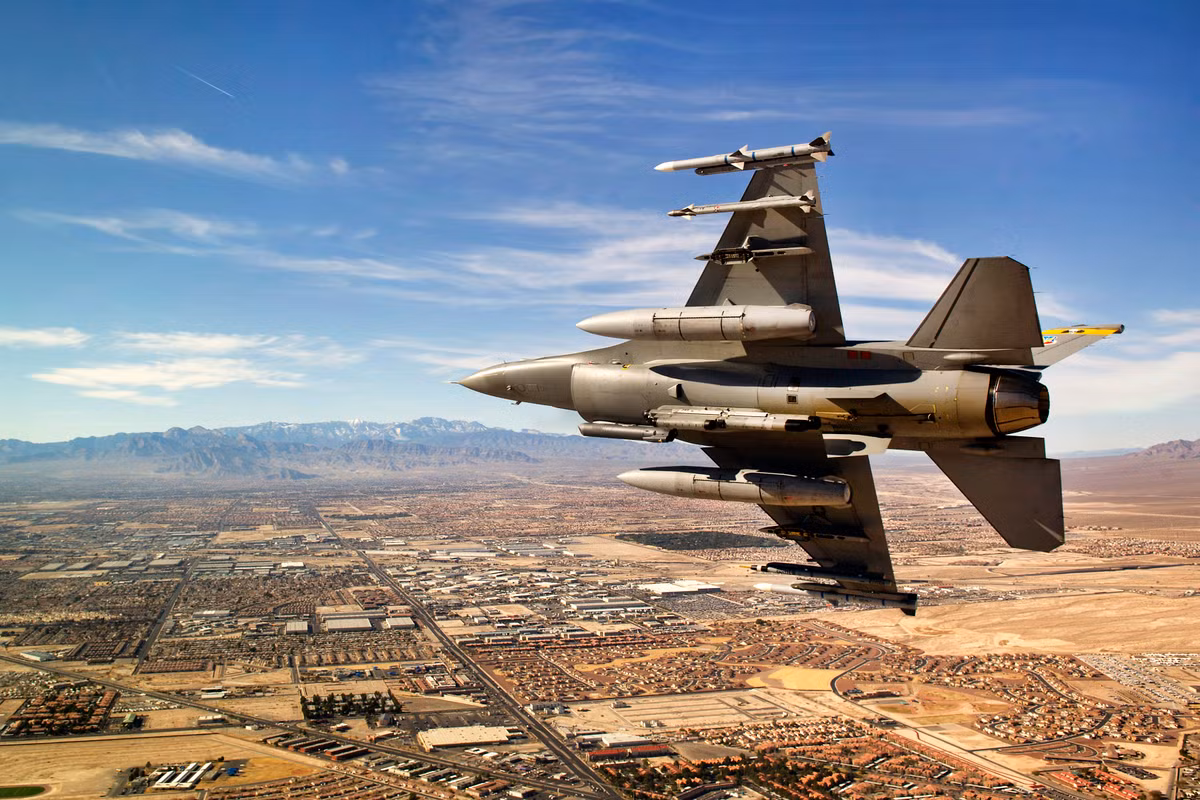 Ngoài ra, F-16 có thể mang nhiều loại vũ khí gắn trên giá treo, từ tên lửa không đối không đến tên lửa không đối đất và bom dẫn đường bằng laser, điều này biến F-16 trở thành phương tiện chiến đấu quan trọng trong việc chống lại các mục tiêu cả trên không và trên mặt đất.