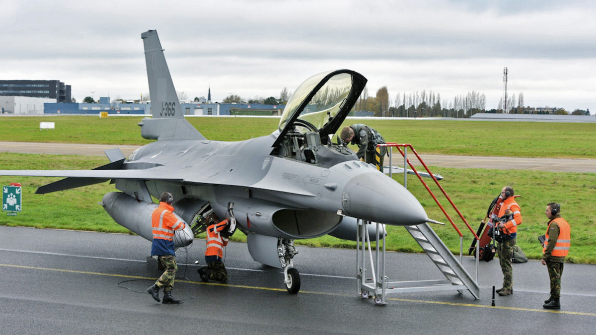 Hơn 40 năm kể từ chuyến bay đầu tiên năm là vào 1974, F-16 vẫn tiếp tục chứng minh hiệu quả của nó trên chiến trường, từ các nhiệm vụ chiếm ưu thế trên không, đánh chặn cho đến hỗ trợ trên không tầm gần. F-16 được trang bị pháo M61A1 Vulcan cỡ nòng 20mm để giao chiến tầm gần.