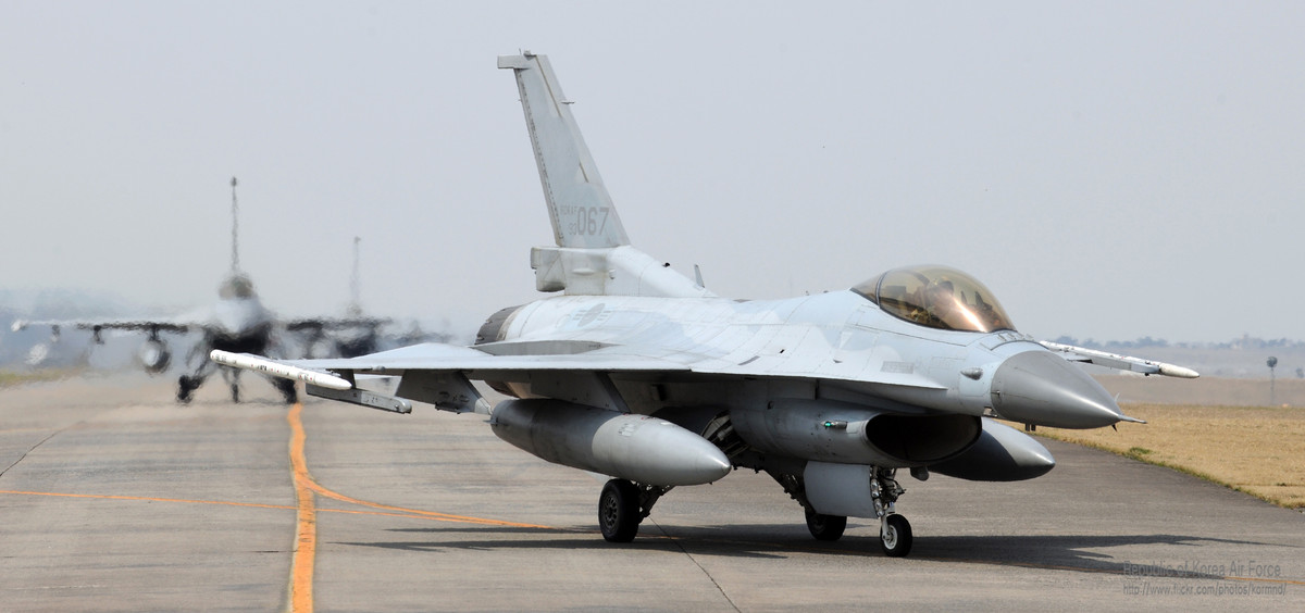 Sự xuất hiện của chiến đấu cơ F-16 đã góp phần tăng cường khả năng phòng không của Ukraine. Chiếc máy bay này nổi tiếng về độ chính xác và tính linh hoạt, đóng vai trò quan trọng trong việc chống lại các mối đe dọa trên không ở Ukraine. Ảnh: Wikipedia.