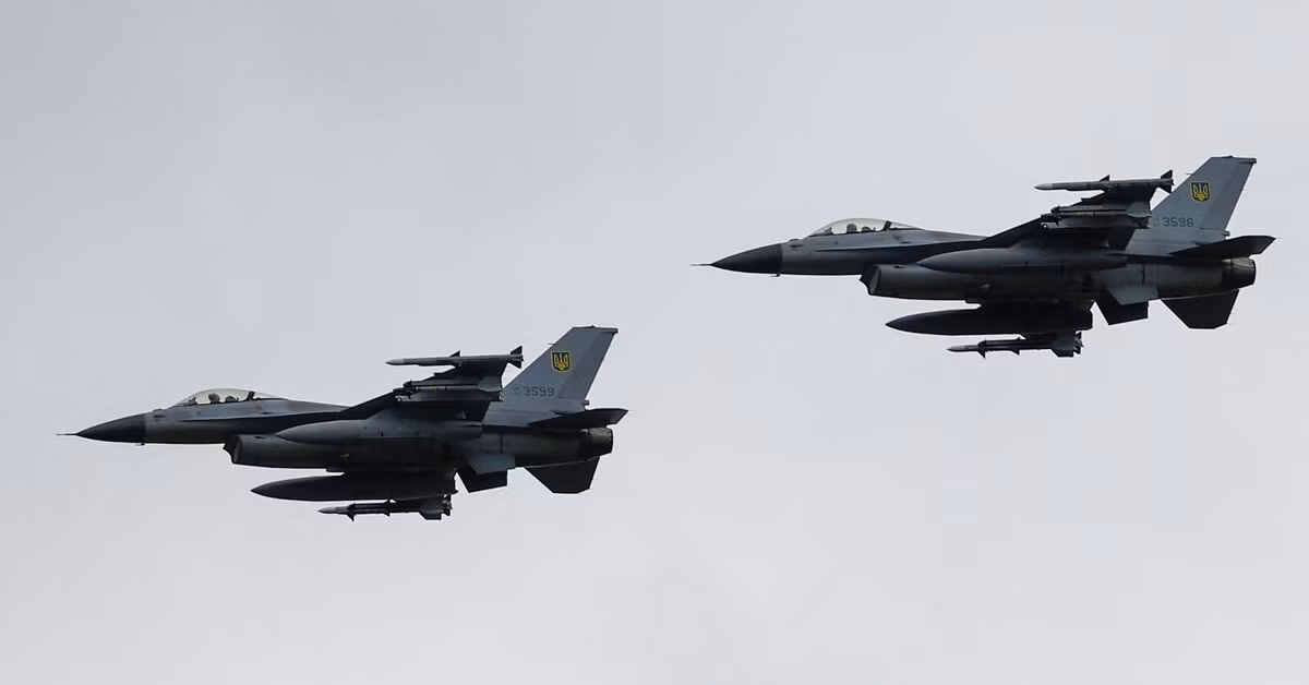 F-16 có chiều dài 14,8 mét và sải cánh 9,8 mét, kích thước nhỏ gọn giúp máy bay triển khai dễ dàng. F-16 có thể mang theo tới 12 tấn vũ khí và có bán kính chiến đấu khoảng 550 km, rất phù hợp cho các nhiệm vụ chiến thuật tầm gần.