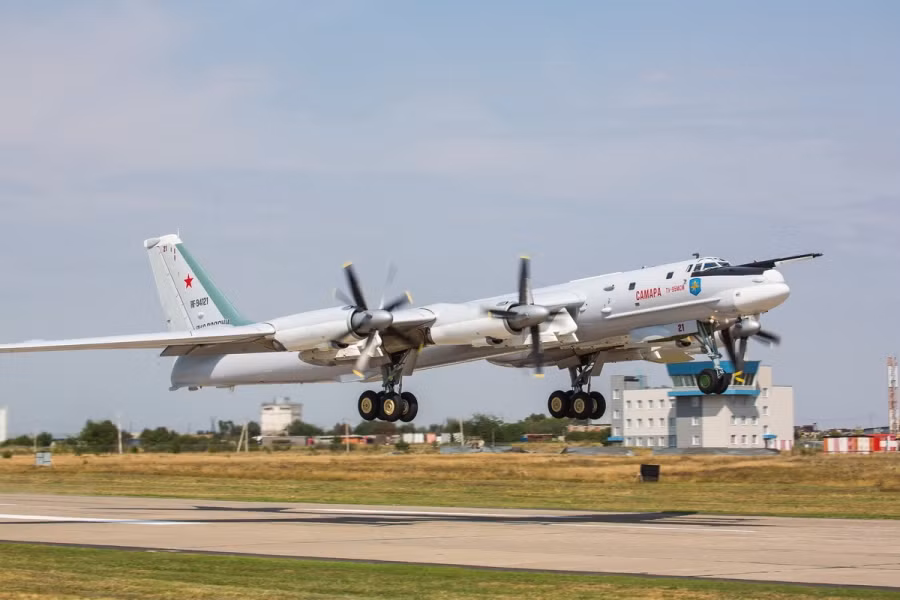 Đặc biệt, máy bay còn được trang bị hệ thống chiến tranh điện tử, giúp bảo vệ nó trước các mối đe dọa từ các hệ thống phòng không tiên tiến của đối phương.