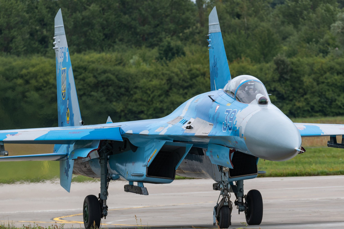 Ukraine thừa hưởng khoảng 70 chiếc Su-27 từ Liên Xô cũ, số lượng máy bay hoạt động đã giảm dần theo thời gian do những thách thức về bảo dưỡng và tình trạng thiếu phụ tùng, chỉ còn khoảng 26 chiếc đang hoạt động tính đến năm 2021.