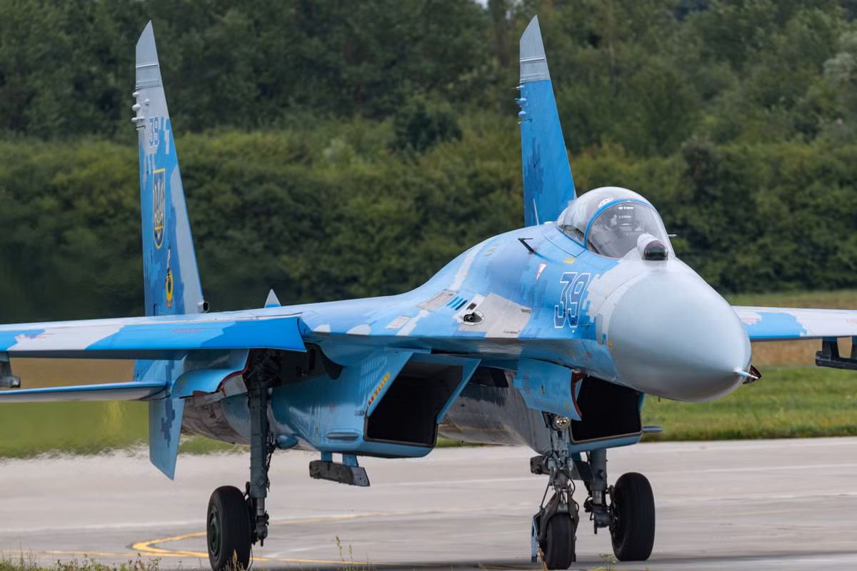 Ukraine thừa hưởng khoảng 70 chiếc Su-27 từ Liên Xô cũ, số lượng máy bay hoạt động đã giảm dần theo thời gian do những thách thức về bảo dưỡng và tình trạng thiếu phụ tùng, chỉ còn khoảng 26 chiếc đang hoạt động tính đến năm 2021.