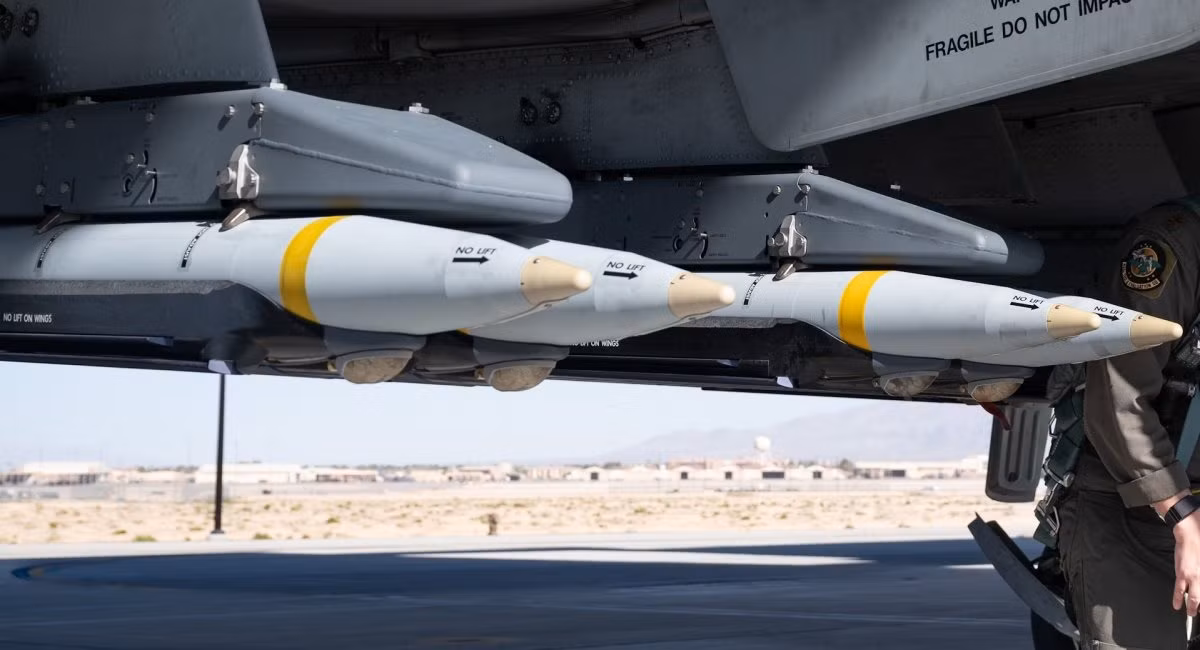 Với kích thước nhỏ gọn, máy bay có thể mang theo nhiều bom GBU-39B trong một phi vụ, tối đa hóa khả năng tấn công đồng thời giảm thiểu thiệt hại phụ. Giá đỡ BRU-61 có thể chứa tới 4 quả bom, nó giúp tăng đáng kể tải trọng máy bay và hiệu quả khi thực hiện nhiệm vụ. Ảnh: mil.in.ua.