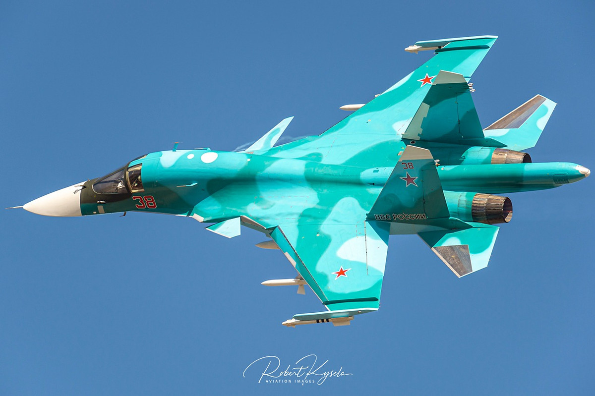 Phi đội Su-27 của Ukraine cũng có lớp ngụy trang “Compass Ghost Gray” lấy cảm hứng từ Mỹ, tương tự như của F-15. Lớp ngụy trang này được thấy trên ba chiếc Su-27, nhằm mục đích giảm khả năng bị phát hiện bằng mắt thường bởi hệ thống phòng không và máy bay của đối phương.