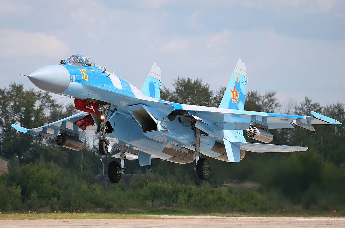Ngoài các mẫu tiêu chuẩn, Ukraine còn sở hữu các phiên bản Su-27 nâng cấp, bao gồm Su-27S1M, Su-27P1M, Su-27UBM1 và Su-27PU1M, được trang bị các hệ thống dẫn đường theo tiêu chuẩn NATO. Với sự hỗ trợ từ Mỹ, Kiev đã tích hợp thành công một số vũ khí phương Tây, bao gồm bom GBU-39 mới được giới thiệu gần đây và có khả năng là bom Paveway IV do Anh cung cấp.