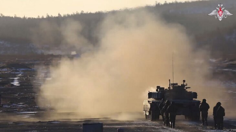 Thất bại của Quân đội Ukraine tại Kursk không chỉ xuất phát từ các vấn đề chiến thuật và chiến lược mà còn gắn liền với sự phản công quyết liệt của Nga. Theo Associated Press, Quân đội Ukraine hiện đang rơi vào tình trạng kiệt quệ, một phần do các đợt tấn công dữ dội từ Nga và tổn thất nghiêm trọng về nhân lực. Ảnh: Bộ Quốc phòng Nga.