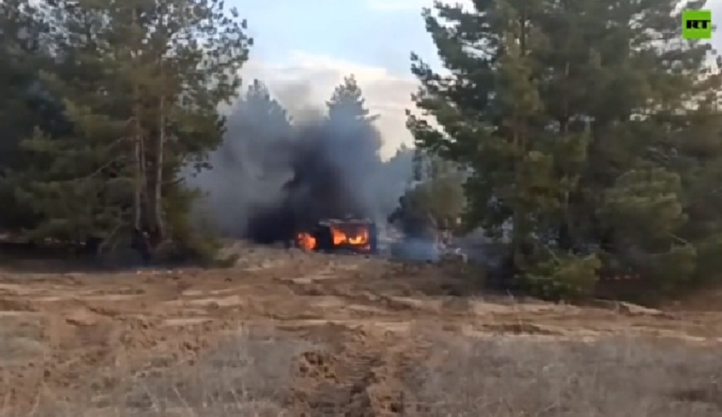 Ngay sau khi thông tin về việc Popovich đầu hàng được công bố, Bộ Quốc phòng Nga cho biết, tại tiền tuyến biên giới vùng Kursk, đơn vị cơ giới thuộc Trung đoàn Dù 51 của Nga cũng đã thành công phá hủy một xe bọc thép chỉ huy M577 và một xe chiến đấu bộ binh BMP-1 của Quân đội Ukraine. Ảnh minh họa: RT.