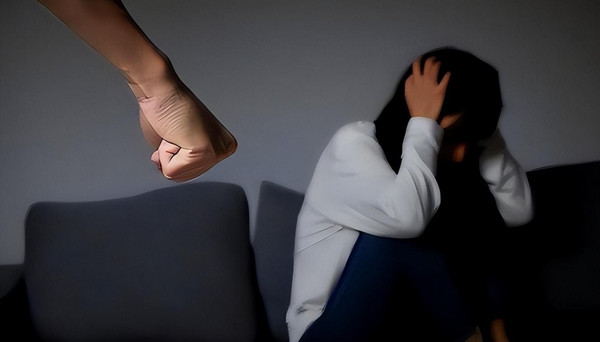 Năm 2021, bi kịch đau lòng đã xảy ra trong một gia đình ở Vân Nam, Trung Quốc. Một phụ nữ trung niên dùng khăn quàng siết cổ chồng trong suốt 50 phút cho đến khi nạn nhân tắt thở. Nhìn thoáng qua, đây dường như là một vụ án giết người tàn nhẫn. Tuy nhiên, khi cảnh sát điều tra sâu hơn, họ phát hiện ra rằng vụ án này không đơn giản như vẻ bề ngoài. Vậy, phán quyết cuối cùng của tòa án là gì? Đằng sau vụ án này có ẩn chứa câu chuyện như thế nào? (Ảnh: Toutiao, minh họa)