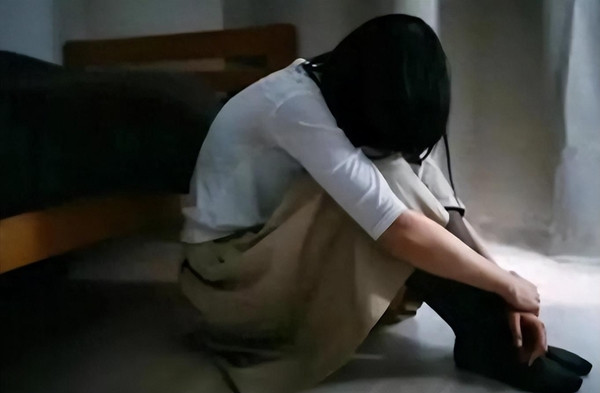 Một ngày nọ, sau khi có xích mích với người ngoài, Lý Đại Cường trở về nhà trong tình trạng bực tức cực độ. Tại nhà, anh lần đầu tiên đánh Lý Tiểu Muội. Quá sốc trước hành động của chồng, Lý Tiểu Muội vẫn quyết định nhẫn nhịn vì con cái và mong muốn giữ gìn gia đình. Nhưng nào ngờ, một lần nhẫn nhịn khiến Lý Đại Cường trở nên bạo lực hơn, mỗi lần say rượu, anh thường xuyên đánh đập vợ một cách tàn nhẫn. Cơ thể của Lý Tiểu Muội luôn đầy những vết bầm tím, nhưng cô luôn giấu giếm và nói dối rằng mình bị ngã để không ai biết về sự thật đen tối. Cô không muốn bị người ngoài chỉ trích cũng không muốn con cái biết về hành vi bạo lực của cha mình.