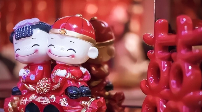 Đến tuổi kết hôn, thông qua sự giới thiệu của họ hàng, cô quen biết với Lý Đại Cường, một người đàn ông lớn hơn cô vài tuổi và kinh doanh một cửa hàng vật liệu xây dựng nhỏ trong làng. Công việc kinh doanh của anh ta khá ổn định. Gia đình Lý Tiểu Muội thấy đây là một cuộc hôn nhân tốt và đã đồng ý tác thành.