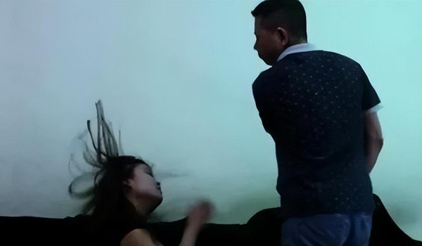 Cô đã nhiều lần nghĩ đến việc rời đi nhưng lại lo lắng không thể nuôi dạy ba đứa con một mình, cũng không muốn con cái lớn lên trong gia đình đơn thân. Trong sự tuyệt vọng và đau khổ, cô chỉ biết âm thầm chịu đựng những trận đòn ác liệt, không hề biết rằng sự nhẫn nhịn này đang đẩy cô vào một vực thẳm đáng sợ.