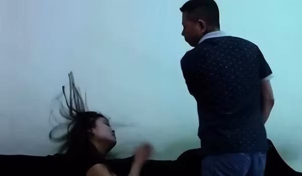 Cô đã nhiều lần nghĩ đến việc rời đi nhưng lại lo lắng không thể nuôi dạy ba đứa con một mình, cũng không muốn con cái lớn lên trong gia đình đơn thân. Trong sự tuyệt vọng và đau khổ, cô chỉ biết âm thầm chịu đựng những trận đòn ác liệt, không hề biết rằng sự nhẫn nhịn này đang đẩy cô vào một vực thẳm đáng sợ.