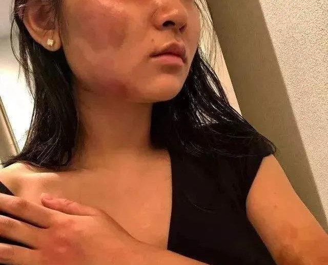 Những năm đầu sau khi kết hôn, cuộc sống của họ diễn ra khá êm ả. Lý Tiểu Muội nghỉ công việc bán hàng để tập trung chăm lo cho gia đình, và cặp vợ chồng đã chào đón ba đứa con đáng yêu. Tưởng chừng cuộc sống sẽ tiếp tục êm đềm, nhưng sóng gió nhanh chóng ập đến. Khi công ty vật liệu xây dựng của Lý Đại Cường ngày càng mở rộng, áp lực công việc của anh ta cũng tăng lên không ngừng. Anh bắt đầu trở nên nóng nảy, dễ cáu giận và thường trút giận lên Lý Tiểu Muội vì những chuyện nhỏ nhặt. Ban đầu, Lý Tiểu Muội nghĩ rằng chồng chỉ vì căng thẳng công việc nên cố gắng an ủi anh. Nhưng tình hình không hề cải thiện mà ngày càng tồi tệ hơn.