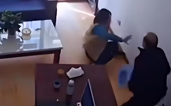 Cha mẹ của Lý Đại Cường chứng kiến sự việc, họ đau lòng và nhiều lần khuyên nhủ con trai từ bỏ thói bạo lực nhưng Lý Đại Cường hứa hẹn rồi lại quên ngay sau đó. Ông bà thương con dâu nhưng không đành lòng phá vỡ gia đình, chỉ biết lặng lẽ đau khổ. Cứ như vậy, Lý Tiểu Muội sống trong bạo lực và nỗi sợ hãi từng ngày.