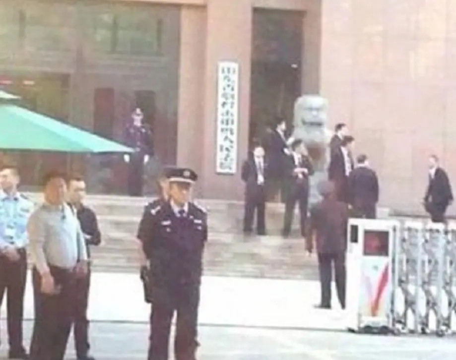 Bi kịch này không chỉ cướp đi sinh mạng của một nữ tiến sĩ tài năng và chồng cô mà còn phá hủy tương lai của cả một gia đình. Nó cho thấy hậu quả tàn khốc của việc coi con cái như công cụ kiếm tiền thay vì những cá nhân độc lập cần được yêu thương và tôn trọng.