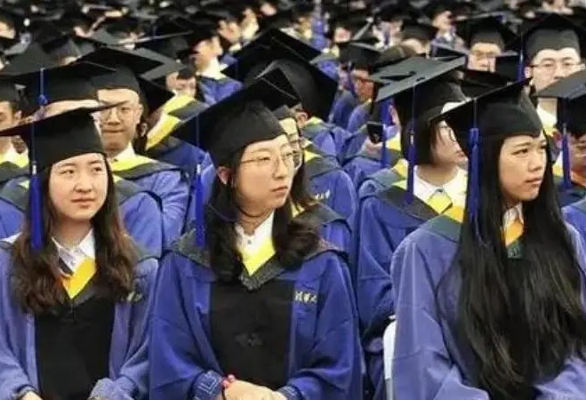 Bất chấp khó khăn, Khánh Hương vẫn tiếp tục con đường học vấn. Cô vừa học vừa làm thêm để trang trải chi phí và gửi tiền về nhà. Sau khi tốt nghiệp đại học, cô tiếp tục học thạc sĩ tại Đại học Nam Khai và sau đó nhận học bổng tiến sĩ tại Đại học Công nghệ Texas, Hoa Kỳ.