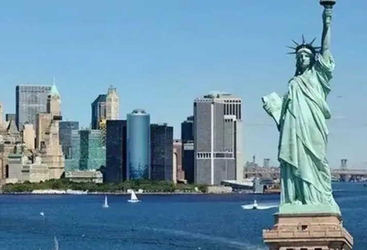 Trong thời gian học tập, Khánh Hương gặp và kết hôn với Ngụy Tân, một người đồng hành trong học tập và cuộc sống. Cả hai cùng sang Mỹ du học, vừa học vừa làm để trang trải cuộc sống và tiếp tục gửi tiền về cho gia đình Khánh Hương.