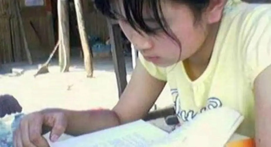 Hai năm sau, vợ ông sinh được con trai là Triệu Khánh Tuyền. Từ đó, mọi sự quan tâm, chăm sóc của gia đình đều dồn cho cậu con trai. Thế nhưng không lâu sau, Khánh Tuyền được chẩn đoán mắc bệnh động kinh bẩm sinh, khiến gia đình phải chi trả nhiều cho việc điều trị.