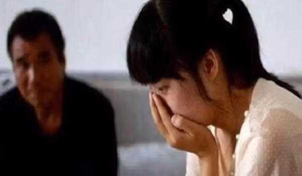 Mặc dù không được cha mẹ coi trọng, Khánh Hương vẫn nỗ lực học tập. Ban đầu, cha cô không muốn cho cô đi học, cho rằng con gái cuối cùng cũng sẽ lấy chồng. Tuy nhiên, sau khi nhận ra tiềm năng học tập của con gái, ông đã cho phép cô tiếp tục học với điều kiện phải luôn đứng đầu lớp.