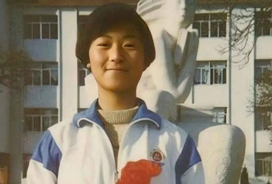 Triệu Khánh Hương sinh năm 1972 trong một gia đình nông dân nghèo có tư tưởng trọng nam khinh nữ nặng nề tại tỉnh Sơn Đông. Cha cô, Triệu Ngọc Lệnh, luôn mong muốn có con trai để nối dõi tông đường. Khi Khánh Hương chào đời, ông thất vọng đến mức không muốn nhìn mặt con gái, thậm chí còn gửi cô đến sống với bà ngoại.