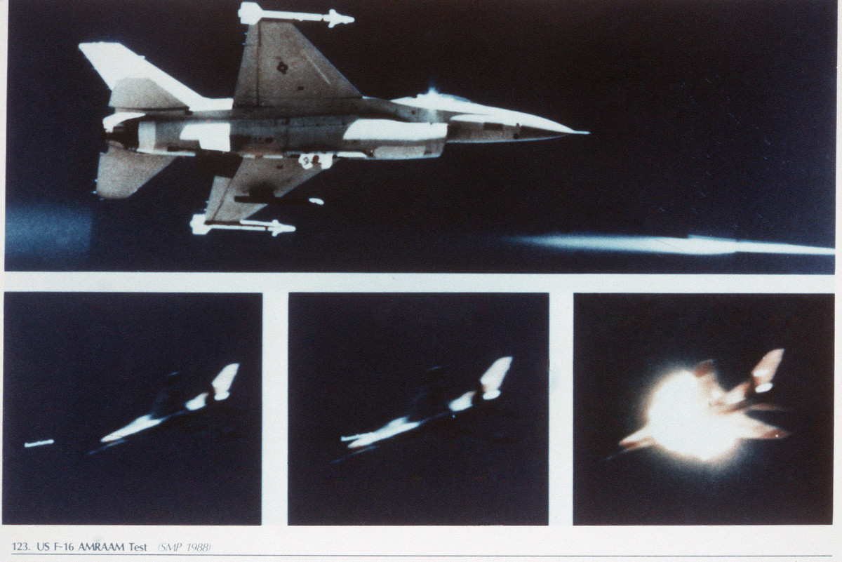 Ra mắt từ năm 1978, F-16 đã trải qua nhiều phiên bản và nâng cấp, đáp ứng tốt các nhiệm vụ không chiến, hỗ trợ mặt đất, và tấn công mục tiêu trong suốt bốn thập kỷ qua. Sự dễ điều khiển, linh hoạt trong tác chiến và chi phí hợp lý đã giúp F-16 trở thành một trong những máy bay chiến đấu phổ biến nhất của Không quân Mỹ và là lựa chọn hàng đầu của nhiều quốc gia trên thế giới.