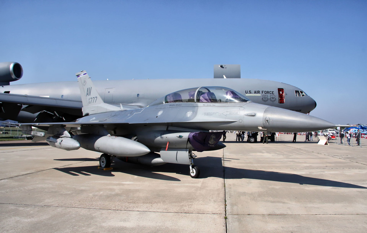 Các UAV có thể cung cấp khả năng giám sát, tấn công chính xác từ xa và giảm rủi ro cho phi công, trong khi vũ khí siêu thanh và vũ khí năng lượng định hướng có thể phá vỡ các hệ thống phòng thủ của đối phương. Đầu tư vào các công nghệ này sẽ giúp Mỹ duy trì lợi thế chiến đấu và thích ứng với môi trường an ninh ngày càng thay đổi. Tiếp tục nâng cấp các hệ thống máy bay chiến đấu có người lái là không đủ; đã đến lúc Mỹ phải nghĩ lớn hơn và sáng tạo hơn để vượt qua các đối thủ.