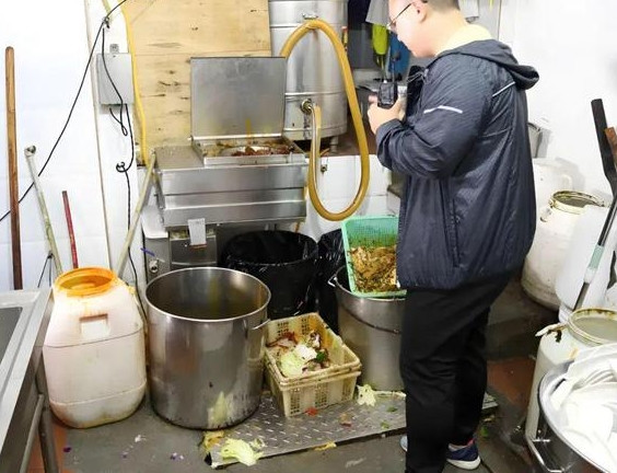 Cuộc kiểm tra của cơ quan chức năng cho thấy, nhân viên của nhà hàng, bà Nghê Mỗ Anh, đã thu thập dầu mỡ thải từ thùng rác, loại bỏ các chất cặn bã và cho vào chai nhựa, sau đó cất giấu ngoài khuôn viên nhà hàng, trong khu vực cây cối. Khi tích lũy đủ dầu thải, bà Nghê sẽ bán số dầu này cho các đơn vị thu gom dầu thừa. Tình huống này càng khiến mọi người hoang mang khi biết rằng những chiếc chai nhựa đựng dầu thải lại được cất trong khu vực gần với khu bếp chính của nhà hàng.