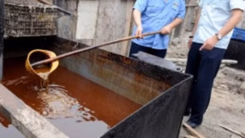 Kết quả điều tra cho thấy đây là hành động riêng lẻ của nhân viên và không liên quan đến quy trình chế biến thực phẩm của nhà hàng. Tuy nhiên, để làm rõ mọi khía cạnh của sự việc, nhà hàng đã quyết định ngừng hoạt động cho đến khi vụ việc được làm sáng tỏ. Các cơ quan chức năng cũng yêu cầu điều tra sâu hơn để xác minh hành vi và có biện pháp xử lý nếu cần thiết.