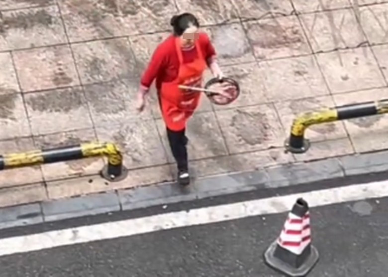 Chủ nhà hàng sau đó lên tiếng, khẳng định rằng cô không hề biết việc nhân viên của mình đang làm. Cô cho rằng việc thu gom dầu thải là hành động cá nhân của người phụ nữ này và hoàn toàn không liên quan đến nhà hàng. Tuy nhiên, sự việc không chỉ dừng lại ở một lời giải thích đơn giản.