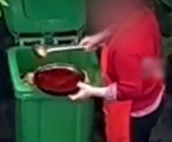 Cách đây vài ngày, một video được đăng tải trên mạng xã hội đã nhanh chóng thu hút sự chú ý. Trong video, một nhân viên nữ mặc áo đỏ có hành động kỳ lạ, đầu tiên cô nhìn trước ngó sau, tiếp đến khi không thấy có ai, nữ nhân viên thản nhiên lấy dầu thải từ thùng rác, múc vào một chiếc nồi sau đó mang vào nhà bếp.