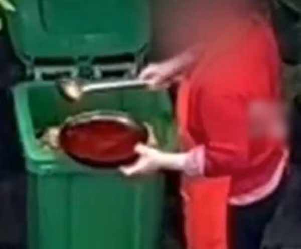 Cách đây vài ngày, một video được đăng tải trên mạng xã hội đã nhanh chóng thu hút sự chú ý. Trong video, một nhân viên nữ mặc áo đỏ có hành động kỳ lạ, đầu tiên cô nhìn trước ngó sau, tiếp đến khi không thấy có ai, nữ nhân viên thản nhiên lấy dầu thải từ thùng rác, múc vào một chiếc nồi sau đó mang vào nhà bếp.