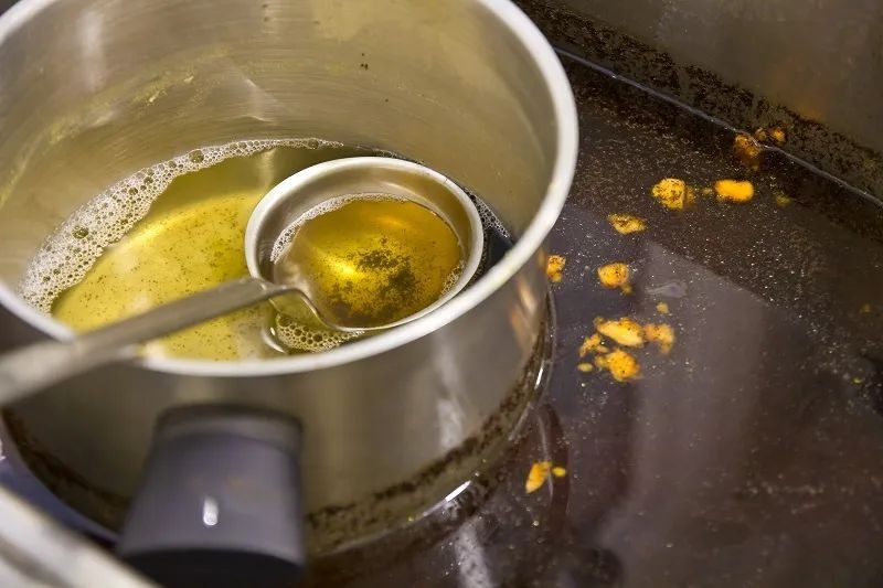 Đồng thời, cũng cảnh tỉnh người tiêu dùng và các cơ quan chức năng về việc kiểm soát các hoạt động trong ngành dịch vụ thực phẩm. Mặc dù chưa có bằng chứng rõ ràng cho thấy dầu mỡ thải được sử dụng trong chế biến món ăn, song hành vi thu gom và bán dầu thải chắc chắn sẽ tiếp tục là vấn đề cần được quan tâm và xử lý nghiêm túc.