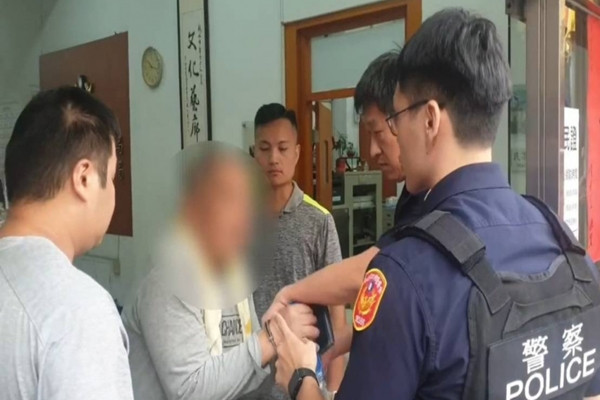 Vào buổi sáng vài ngày trước, tại khu Trung Hòa, Tân Bắc, Đài Loan (Trung Quốc), một vụ án mạng kinh hoàng xảy ra khi người đàn ông 67 tuổi sát hại chủ nhà 75 tuổi sau cuộc cãi vã về tiền điện. Sau khi gây án, nghi phạm còn tắm rửa, thay đồ rồi mới đến đồn cảnh sát tự thú, khiến dư luận không khỏi bàng hoàng. (Nguồn: Chinatimes)