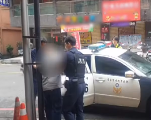 "Mâu thuẫn tiền bạc là điều không tránh khỏi, nhưng không ai có quyền tước đi mạng sống của người khác. Đây là hành động không thể tha thứ", một cư dân mạng bình luận. Một số ý kiến cũng chỉ ra sự thiếu kiểm soát cảm xúc và bất lực trong việc giải quyết mâu thuẫn đã dẫn đến hậu quả đau lòng. Vụ việc được xem như lời cảnh báo về việc cần giải quyết các tranh chấp một cách hòa bình, tránh để cảm xúc tiêu cực dẫn đến bi kịch.